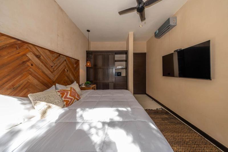 Villa Asana with Stunning Luxury Pool and Private Rooftop - image 24