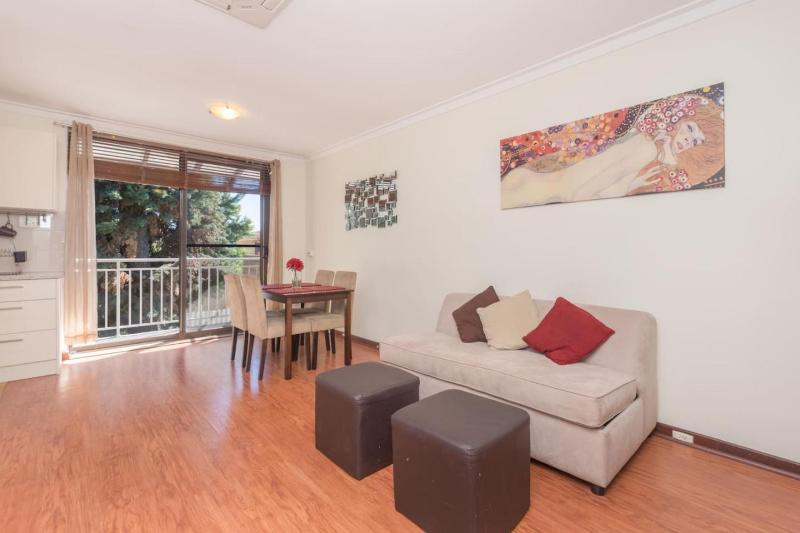 2 BR getaway - Almost 5km to CBD and 10km to airport - image 3