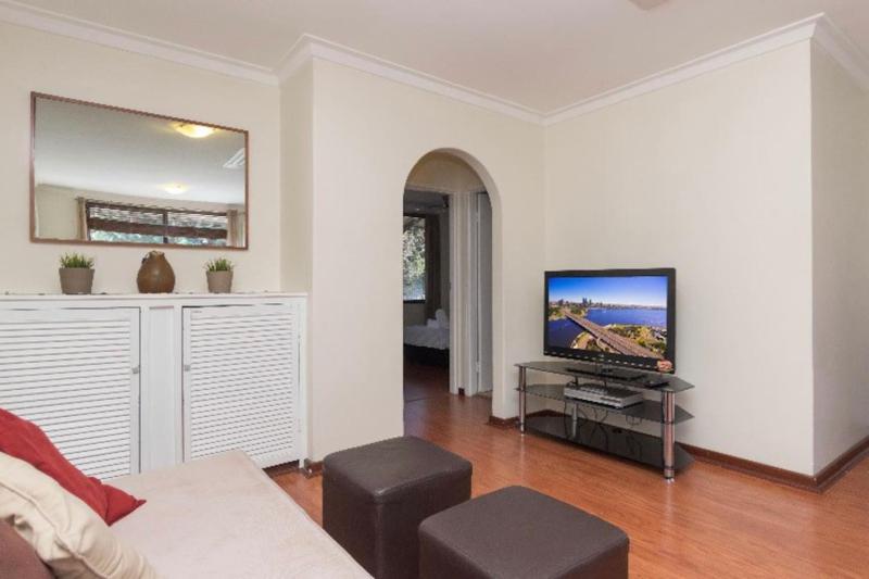 2 BR getaway - Almost 5km to CBD and 10km to airport - image 5