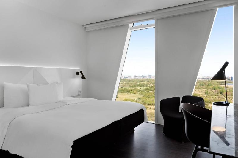 Large Standard Guest Room with Queen Bed image 4