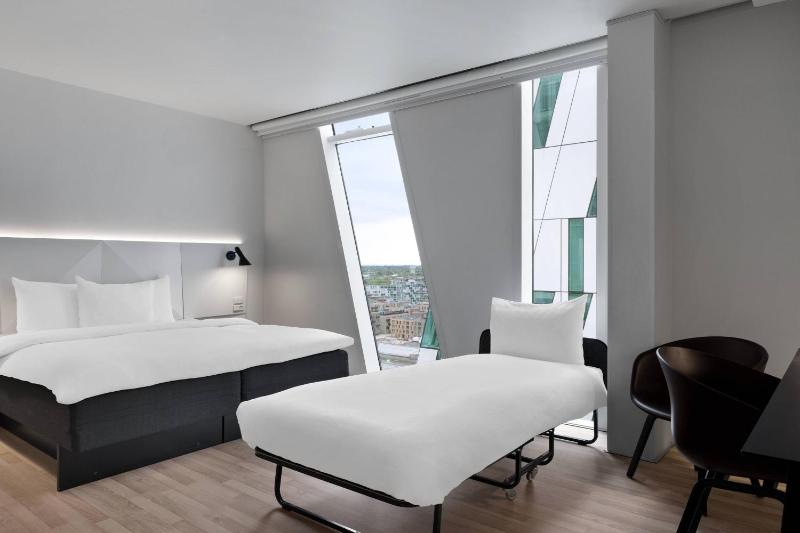 Deluxe Queen, Larger Guest room, 1 Queen image 3