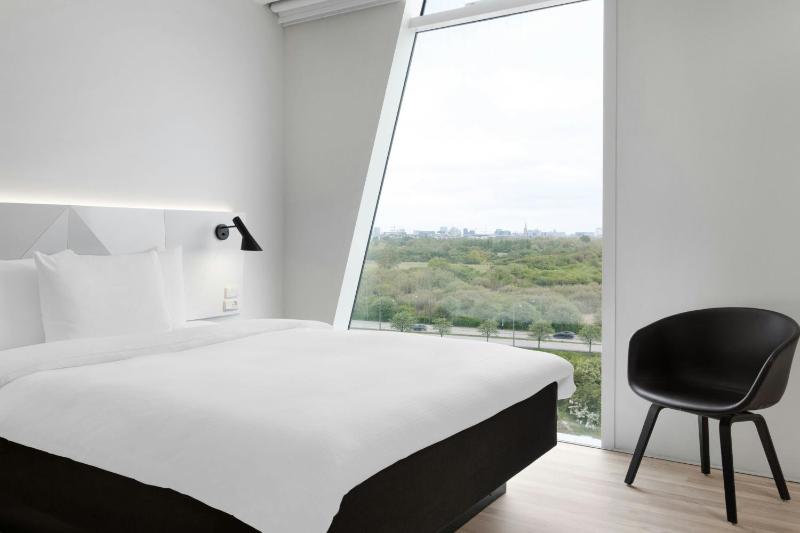Deluxe Queen, Larger Guest room, 1 Queen image 4