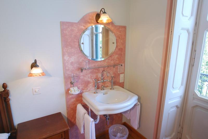 Twin Room with Shared Bathroom image 4