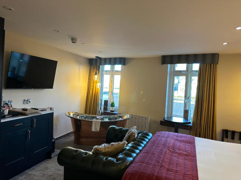 Deluxe Queen Suite image 4