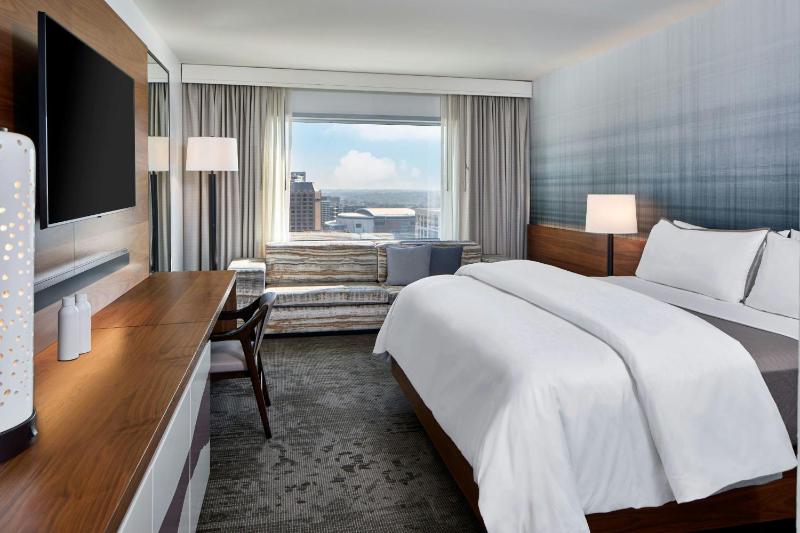 Deluxe, Guest room, 1 King, High floor image 4