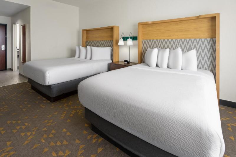 Standard Room with Two Queen Beds image 4