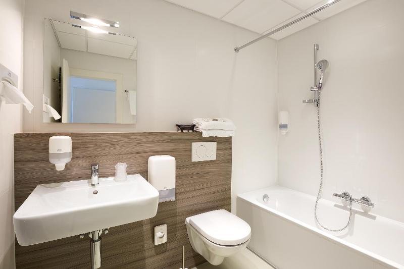 Classic Twin Room with Sea View image 4