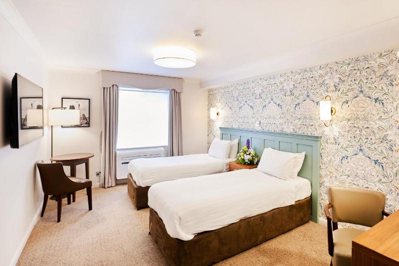Premium Twin Room image 3