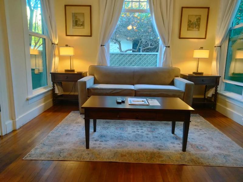 Superior King Room image 3