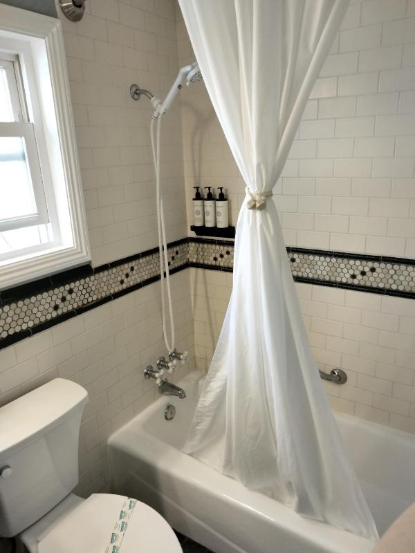 Standard King Room image 3