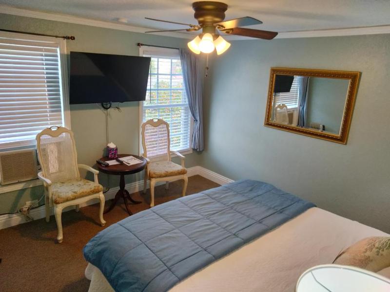 Standard King Room image 2