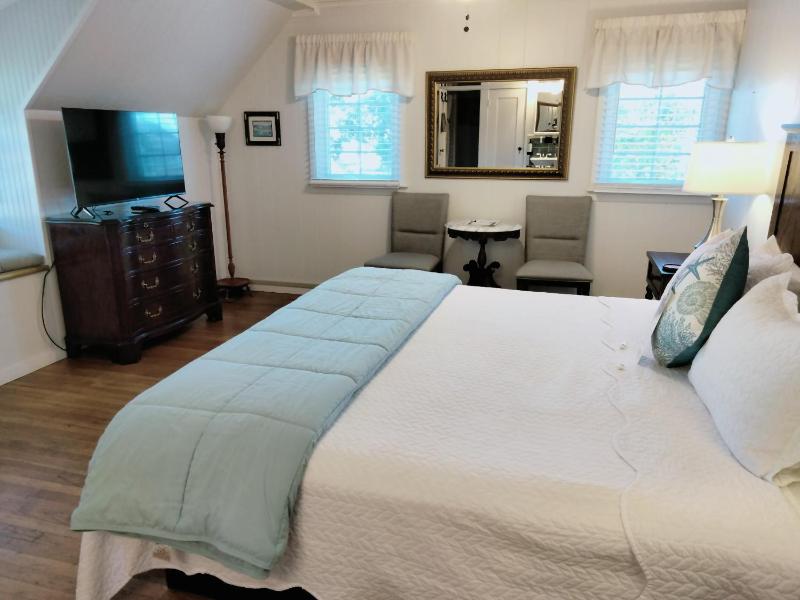 King Room with Garden View image 2