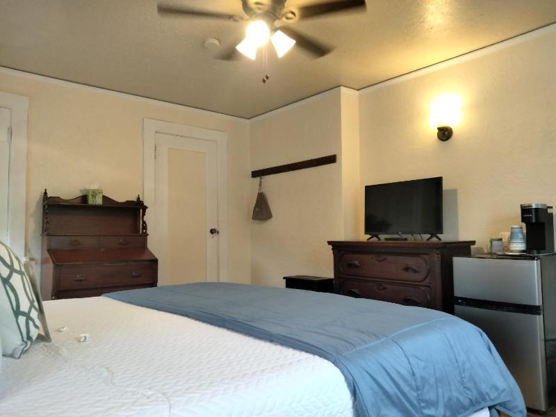 Standard King Room image 2