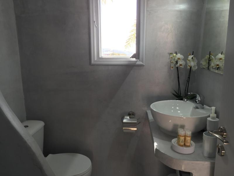 Studio with Balcony (2 Adults) - Split Level No 1 image 3