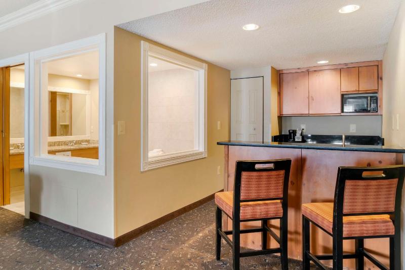 Queen Suite with Two Queen Beds and Whirlpool - Fireplace/Non-Smoking image 4