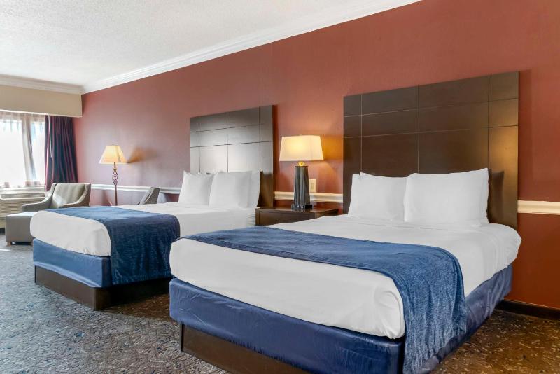 Queen Suite with Two Queen Beds and Whirlpool - Fireplace/Non-Smoking image 4