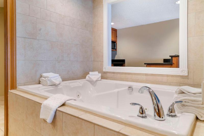 Queen Suite with Two Queen Beds and Whirlpool - Fireplace/Non-Smoking image 2