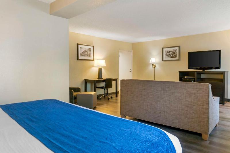 King Suite with Sofa Bed image 2