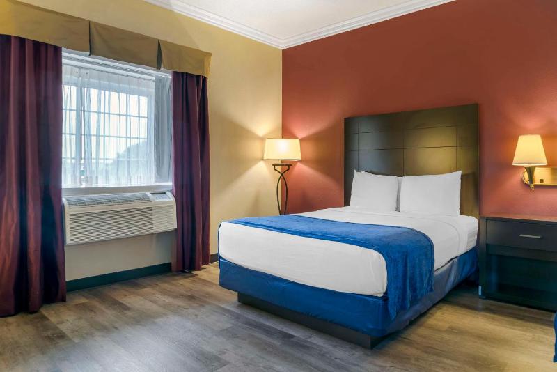 King Suite with Sofa Bed image 3