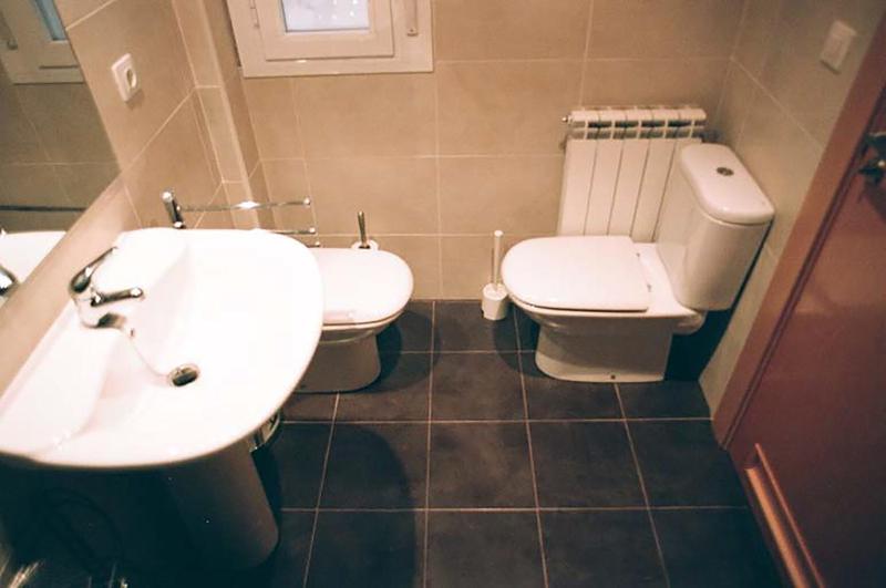 Two-Bedroom Apartment (5-6 Adults) image 3