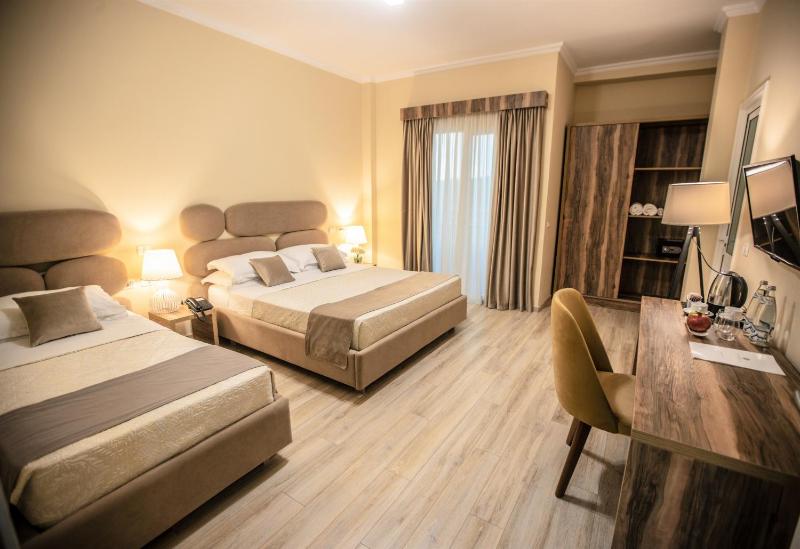 Deluxe Triple Room image 1