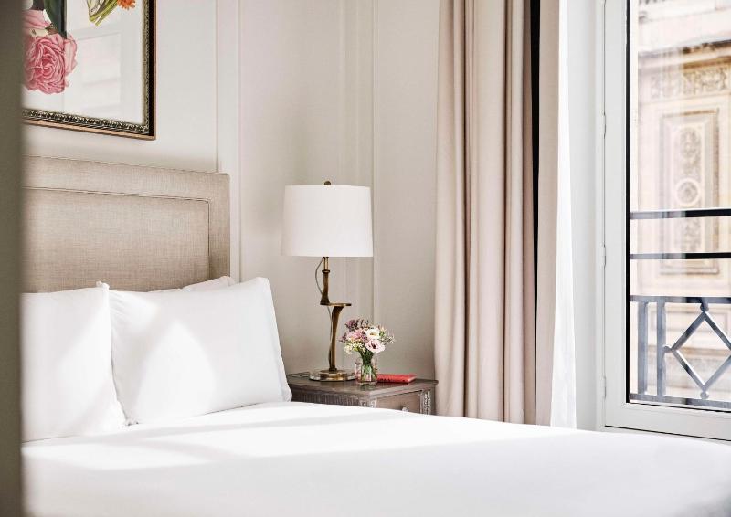 Queen Room with View image 4