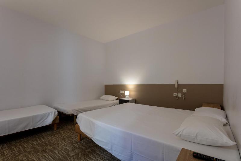 Quadruple Room with Bath image 4