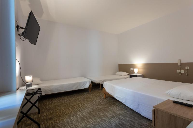 Quadruple Room with Bath image 3