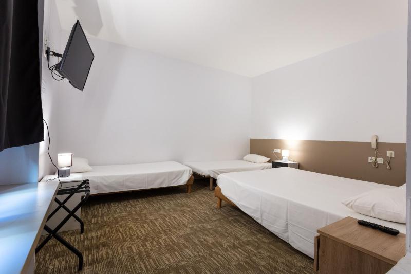 Quadruple Room with Bath image 1
