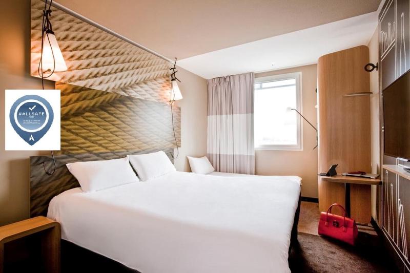 Comfort Room with a Double Bed and a Single Bed image 3