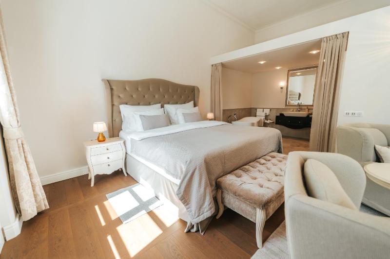 Honeymoon Suite image 3