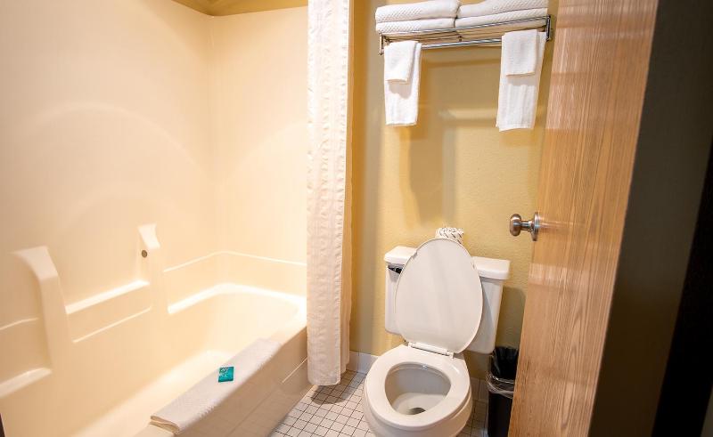 Queen Room image 2