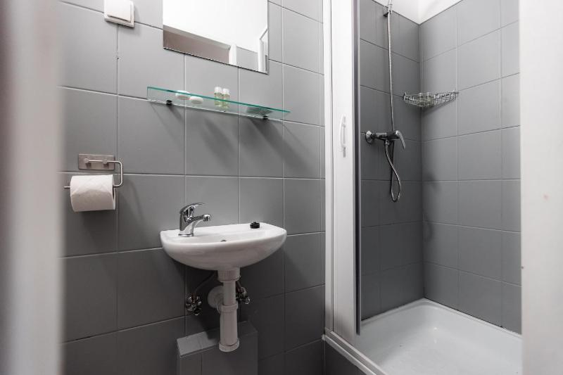 Twin Room with Lake View image 4