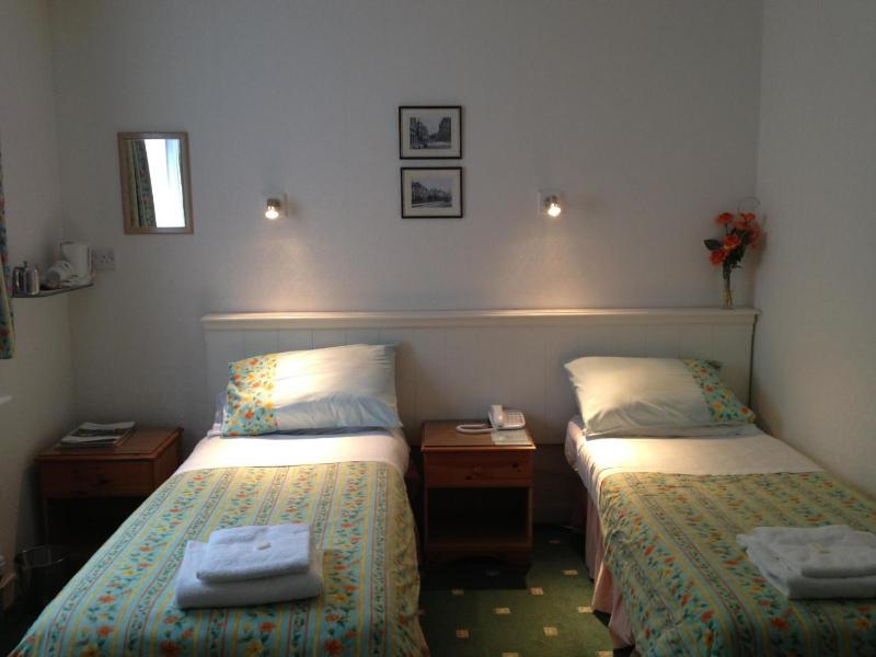 Twin Room with Private External Bathroom image 1