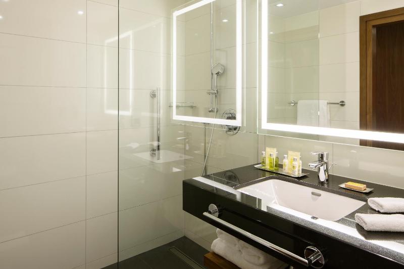 Deluxe King Room with View image 2