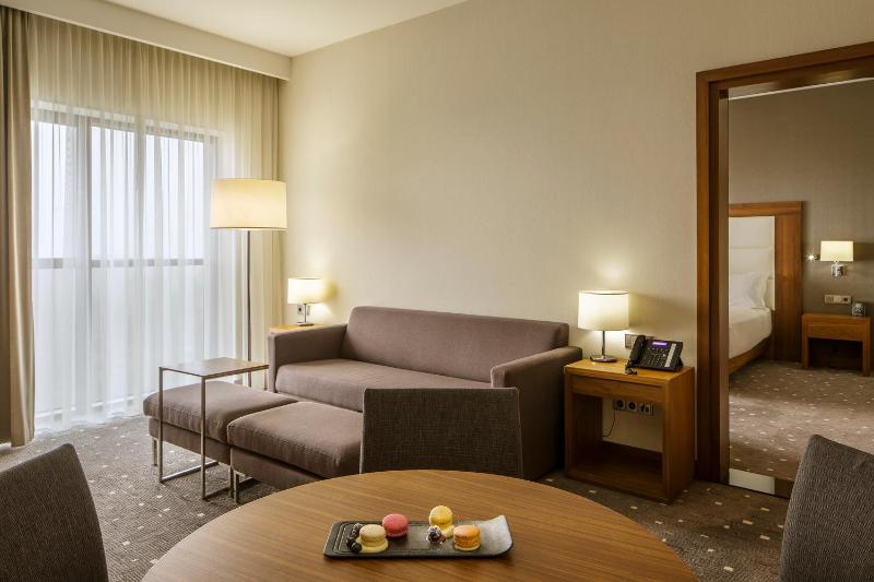 One-Bedroom Suite with Park View image 4