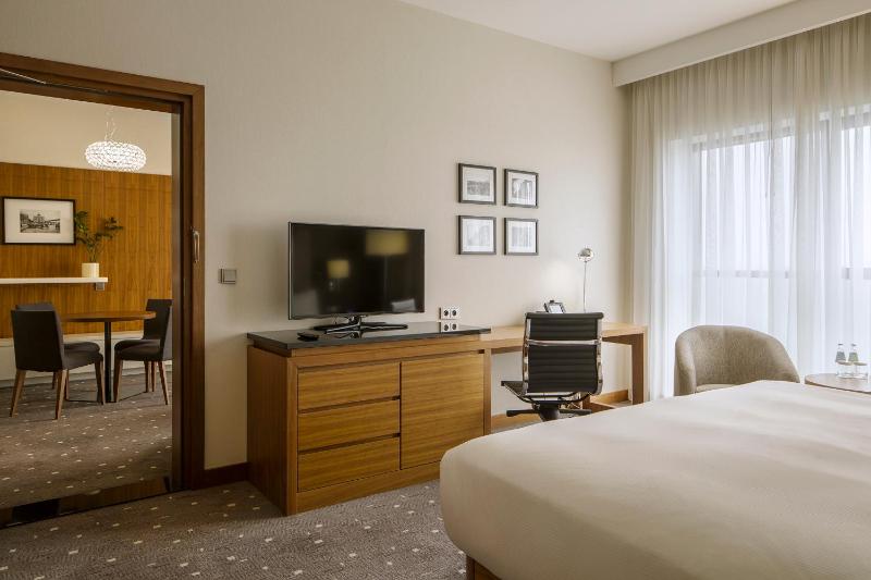 One-Bedroom Suite with Park View image 3