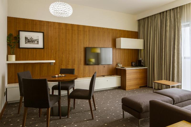 One-Bedroom Suite with Park View image 2