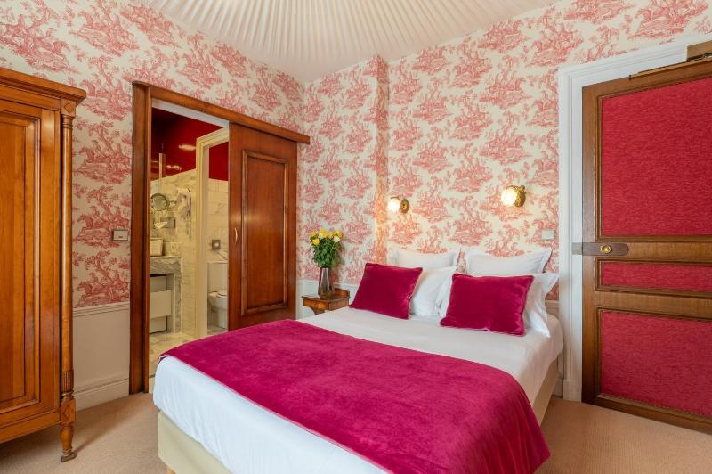 Single Room with Bath image 1