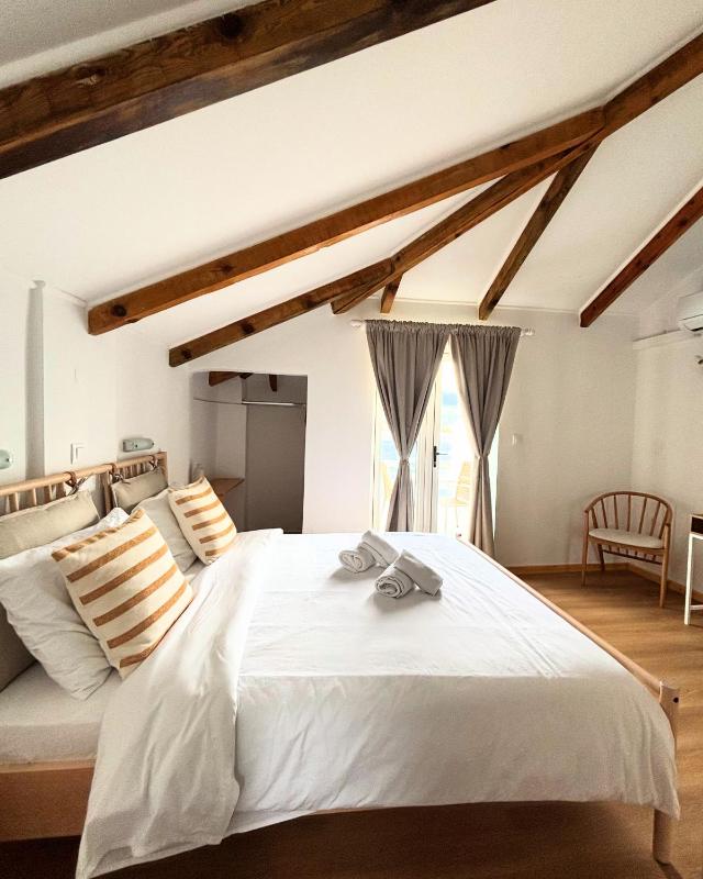 Double Room with Balcony and Sea View image 4