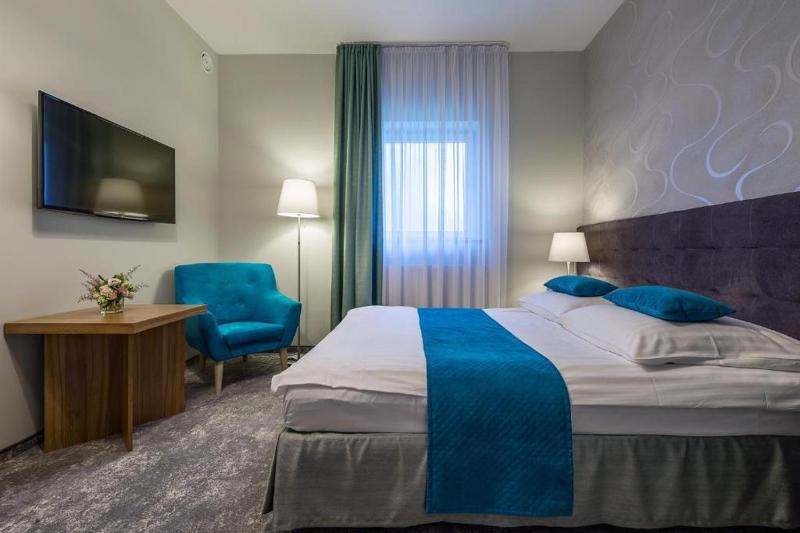 Deluxe Room 1 Queen Bed image 1