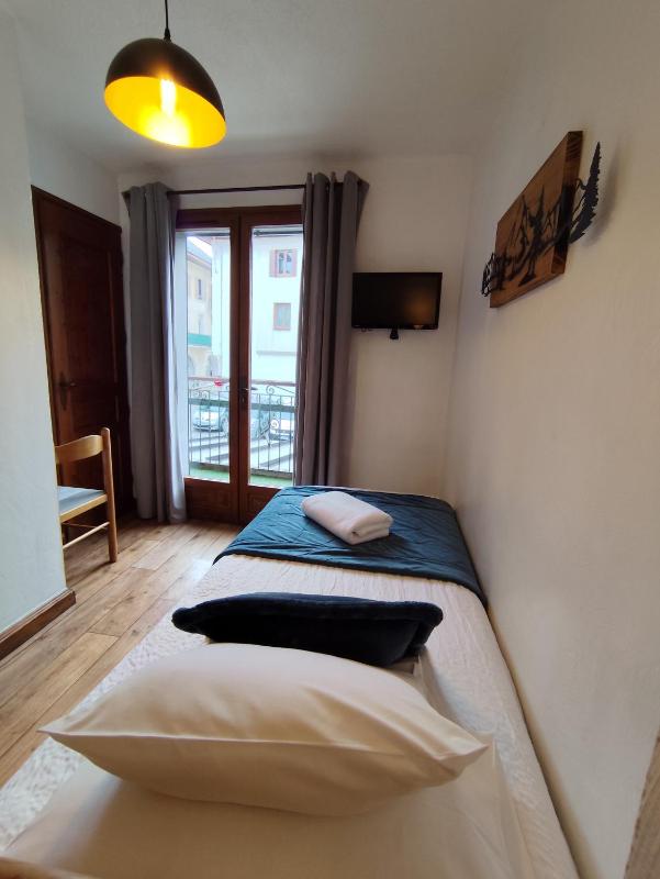 Single Room with Balcony image 3