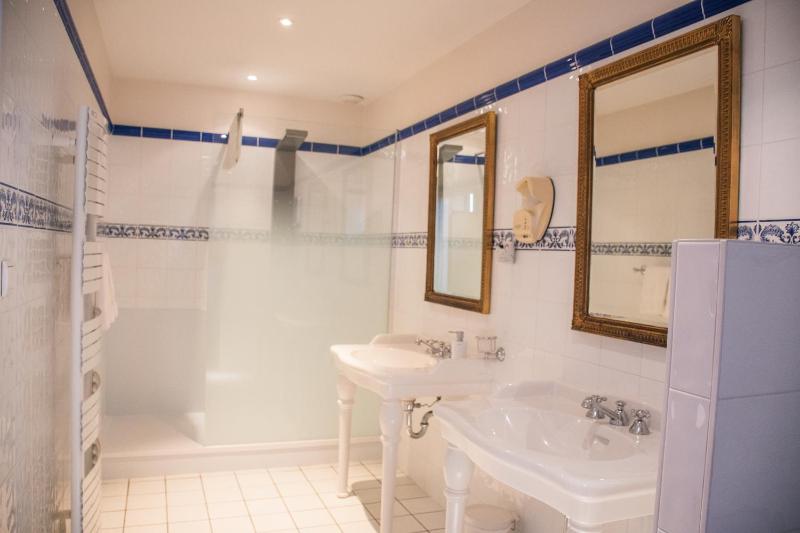 Standard Double Room image 2