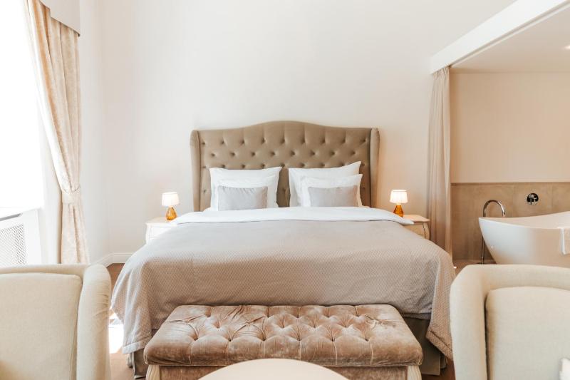 Honeymoon Suite image 4