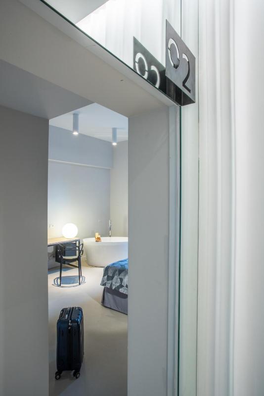 Deluxe Double Room image 3