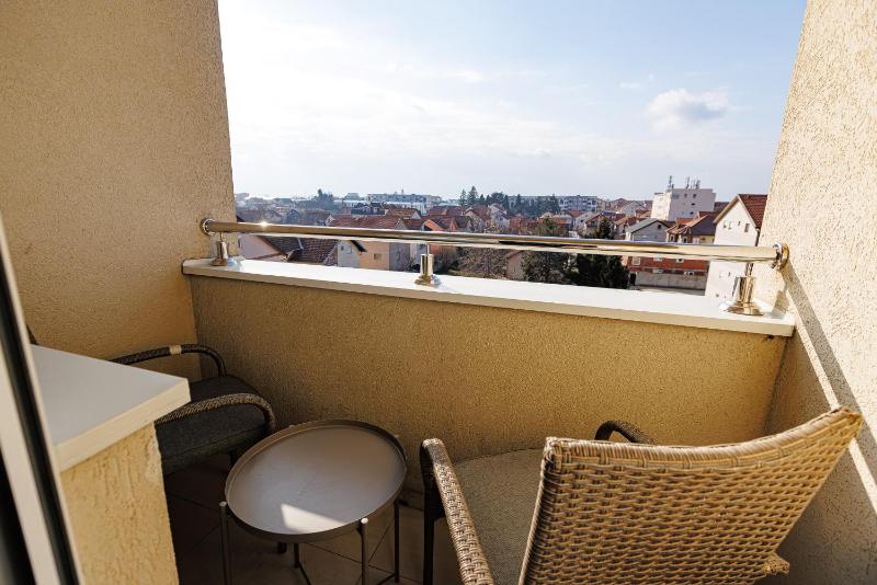 One-Bedroom Apartment image 2