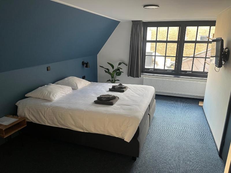 Twin Room image 3