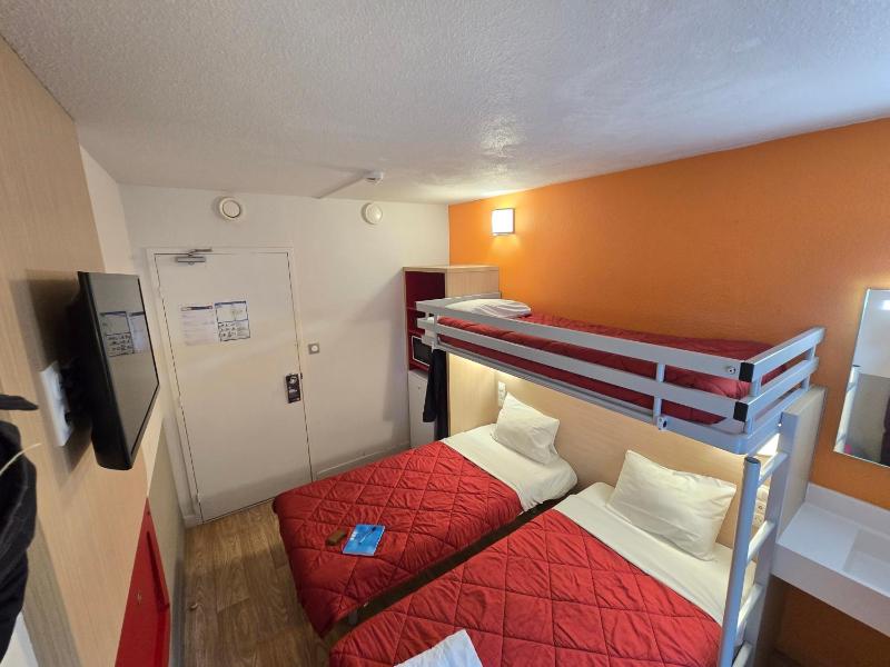 Triple Room with Three Single Beds and Shared Bathroom/Toilet image 3