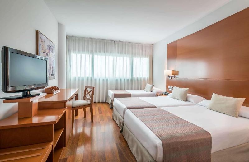 Superior Triple Room image 3