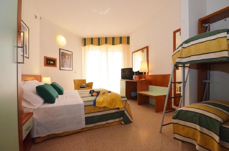 Quadruple Room with Balcony image 3